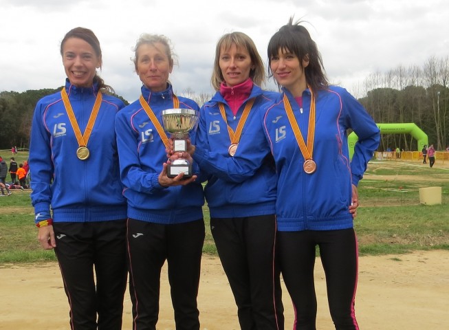 El equipo de La Sansi femenino y Jose Luis Blanco campeones en el campeonato catalán de cross veterano en Caldes de Malavella