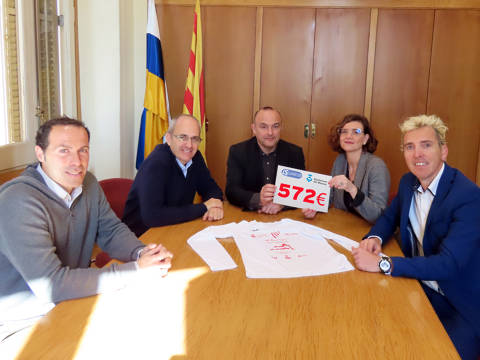 The Mayor of Masnou Jaume Oliveras, and the sports councilor Ricard Plana, give a donation check to INSERsport.