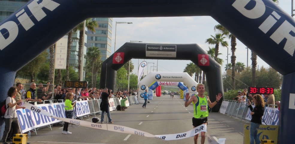 Josep Lluis Blanco, del Club La Sansi, guanyador de la cursa del DIR Guàrdia Urbana de Barcelona de 10km 