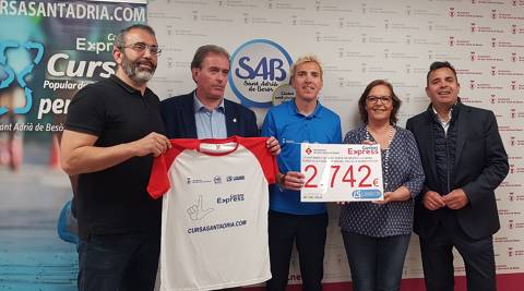 Entrega del cheque benéfico Cursa Correos Express Sant Adrià de Besòs