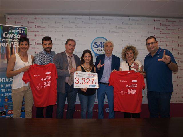 L’Alcalde de Sant Adrià de Besòs Joan Callau, Jose Luís Blanco, organitzador i Oscar Lozano, representant de Correos Express, entreguen un xec de donatiu a la Fundació Miquel Valls.