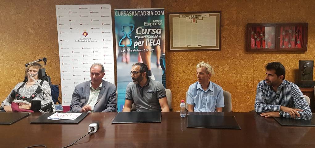 L’alcalde, Joan Callau, i José Luís Blanco, organitzador de la Cursa Popular Correos Express, entreguen un xec de donatiu a la Fundació Miquel Valls i a la Plataforma d’Afectats per l’ELA.