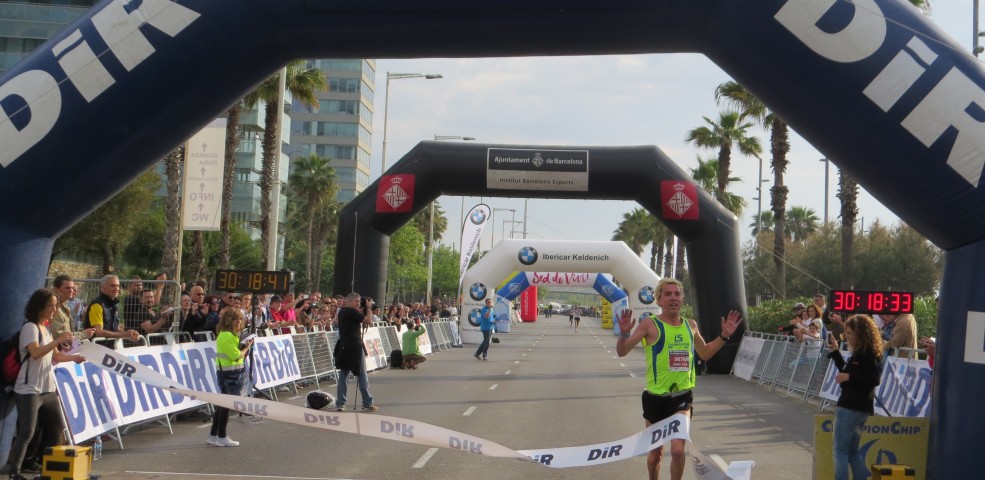 Josep Lluis Blanco, del Club La Sansi, guanyador de la cursa del DIR Guàrdia Urbana de Barcelona de 10km
