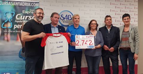 Delivery of the charitable check Cursa Correos Express Sant Adrià de Besòs