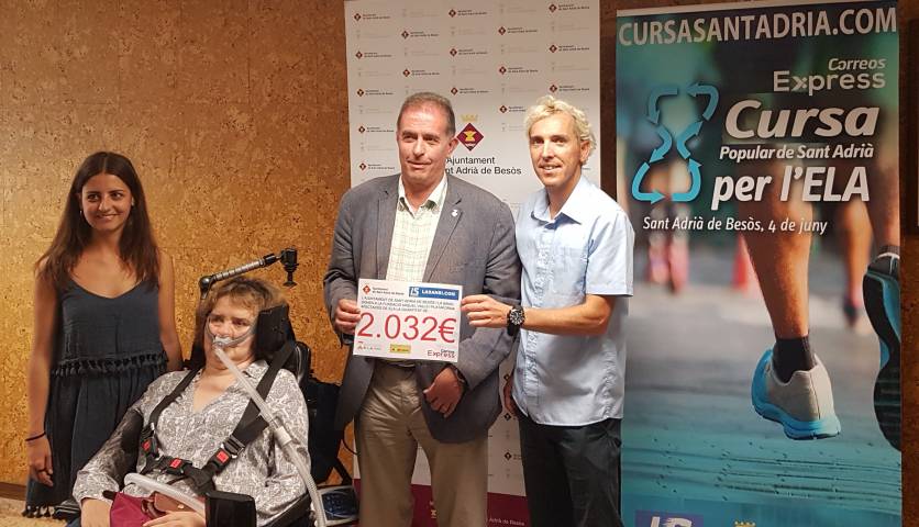 El alcalde, Joan Callau, y José Luis Blanco, organizador de la Carrera Popular Correos Express, entregan un cheque de donativo a la Fundación Miquel Valls y en la Plataforma de Afectados por la ELA.